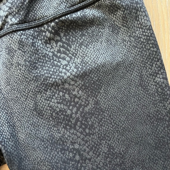 Beyond Yoga size medium leggings in black snake skin print - Picture 2 of 5